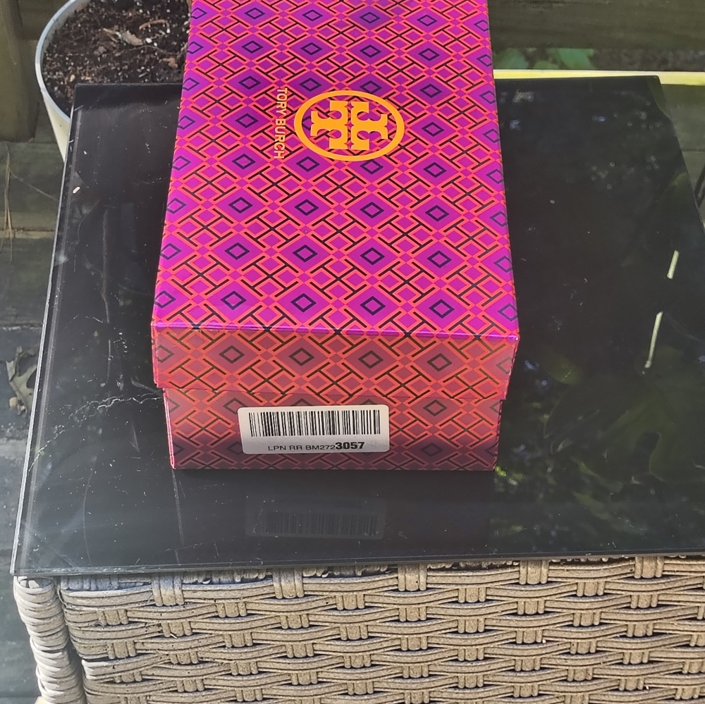Tory Burch Brown Shearling Sandals with Cutout Design - Picture 2 of 5
